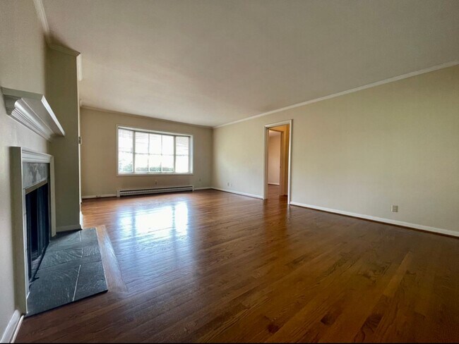 Building Photo - Stunning Two-bedroom In SW Portland~ Great...