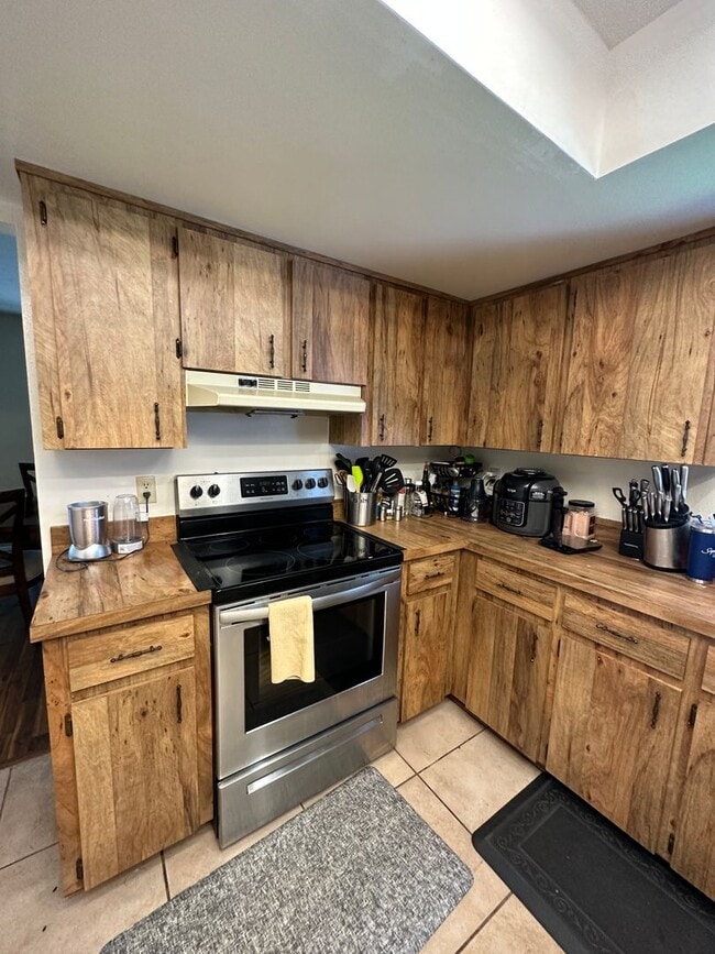 Building Photo - Perfect 3 bed 2 bath with huge fenced back...