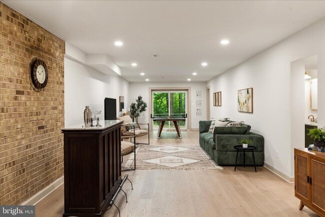 Building Photo - 4386 Lakewood Dr