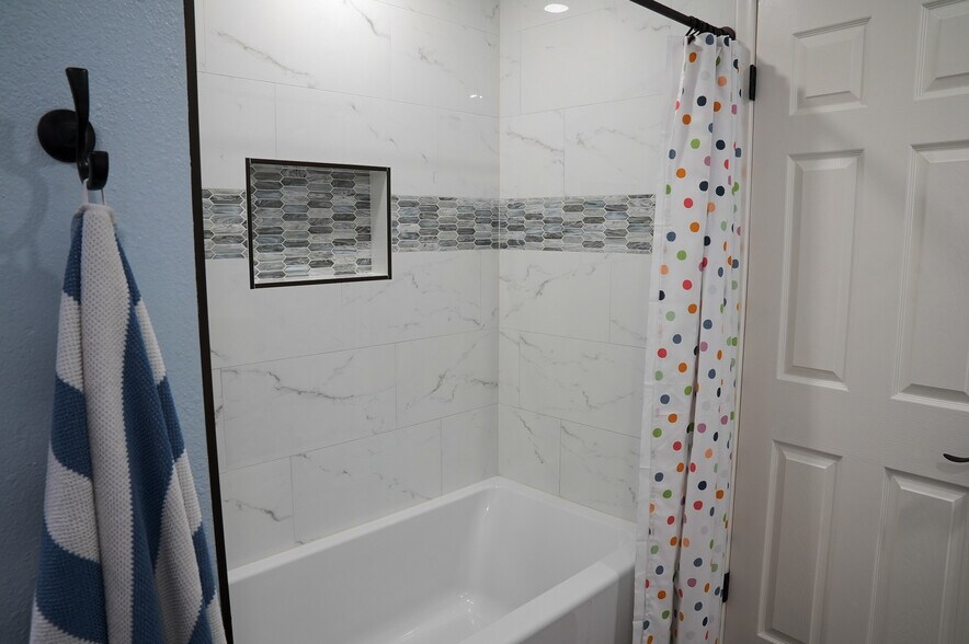 Building Photo - 2526 E Mercer Ln