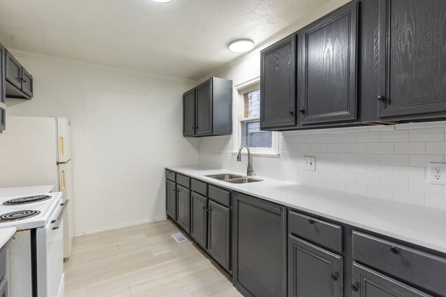 Building Photo - 4 Bedroom Rent to Own Home Available!