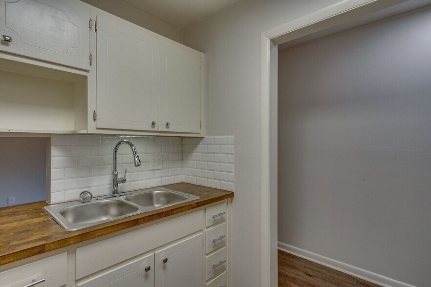 Building Photo - 2601 Hillsboro Pike