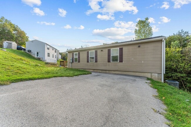 Building Photo - Modern 3-Bedroom Home Near Branson Landing...