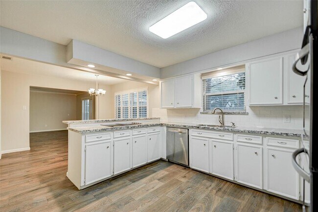 Building Photo - 13915 Charlynn Oaks Dr
