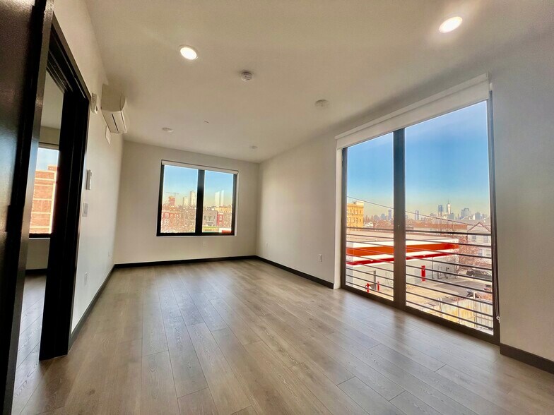 Building Photo - 100 Sackett St
