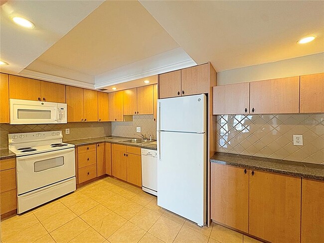 Building Photo - 851 Bayway Blvd