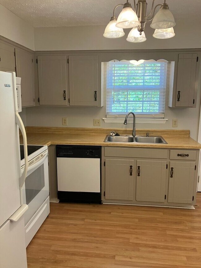 Building Photo - Charming Old Hickory Home