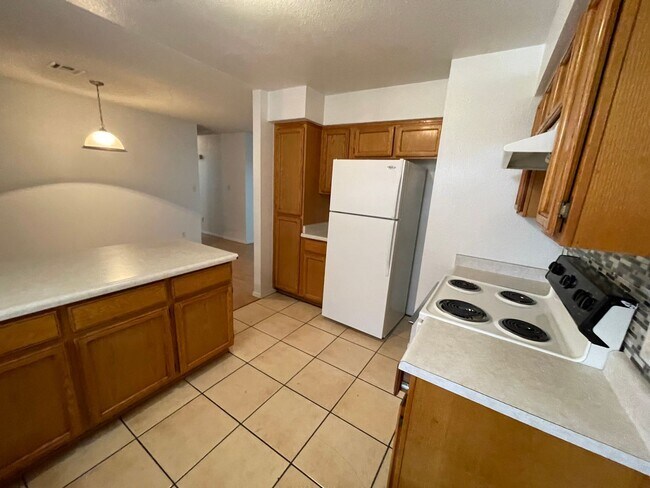 Building Photo - 3 BEDROOM HOME ON HUGE LOT WITH SOLAR  INCLUDED!