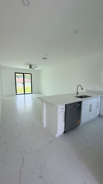 Building Photo - 498 Loretta Ave S