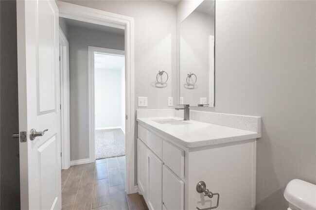 Building Photo - 1013 SE 30th St