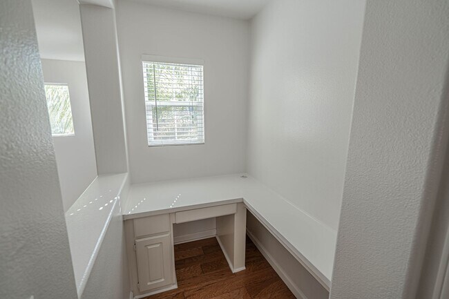 Building Photo - COMING SOON! 3 Bedroom Home for Rent in Santa Clarita!