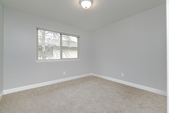 Building Photo - Fully Updated 2 Bedroom 1 Bath Condo