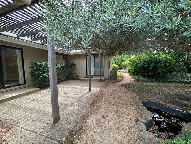 Building Photo - 8280 Oakmont Dr