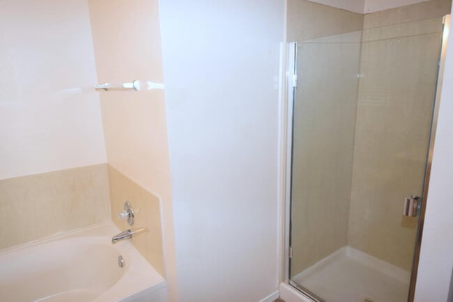 Building Photo - VISTA DEL NORTE 2 bedroom 2 bath 2/CG