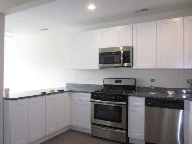 Building Photo - 2020 N Bissell St