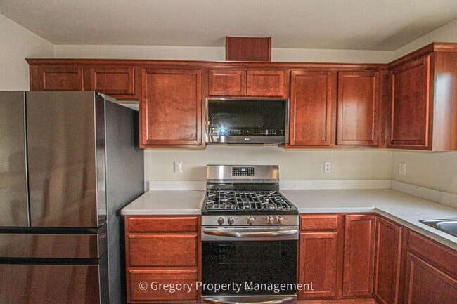 Building Photo - Bright and Spacious 5 bed Home - Steps from Martha Lake Airport!