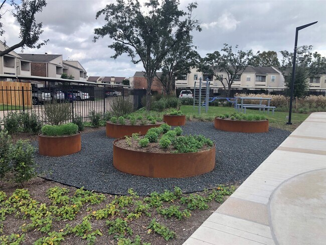 Building Photo - 3900 Woodchase Dr