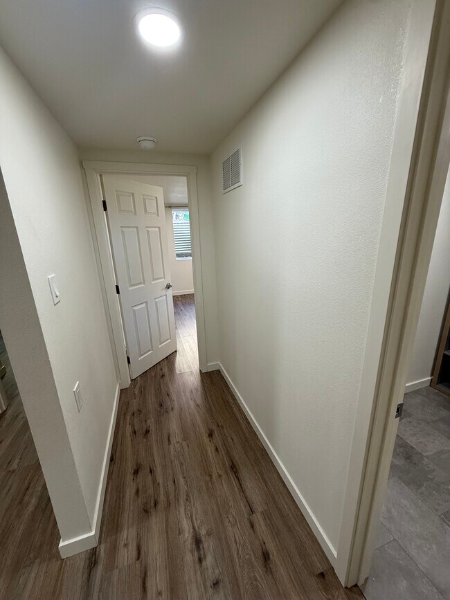 Building Photo - 1535 N 18th Dr