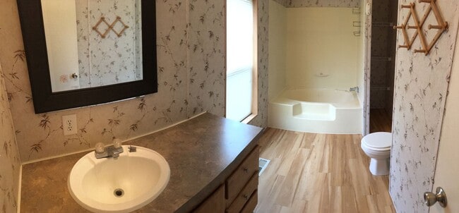 Building Photo - 3-bedroom 2-bathroom Modular Home in Babcock Vista!