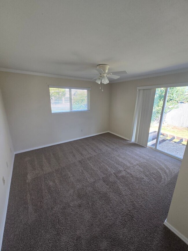 Building Photo - 1448 SW Canyon Dr