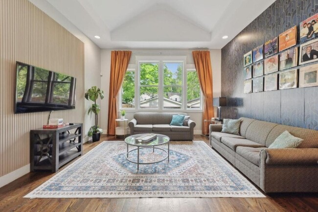 Building Photo - 1405B Stainback Ave