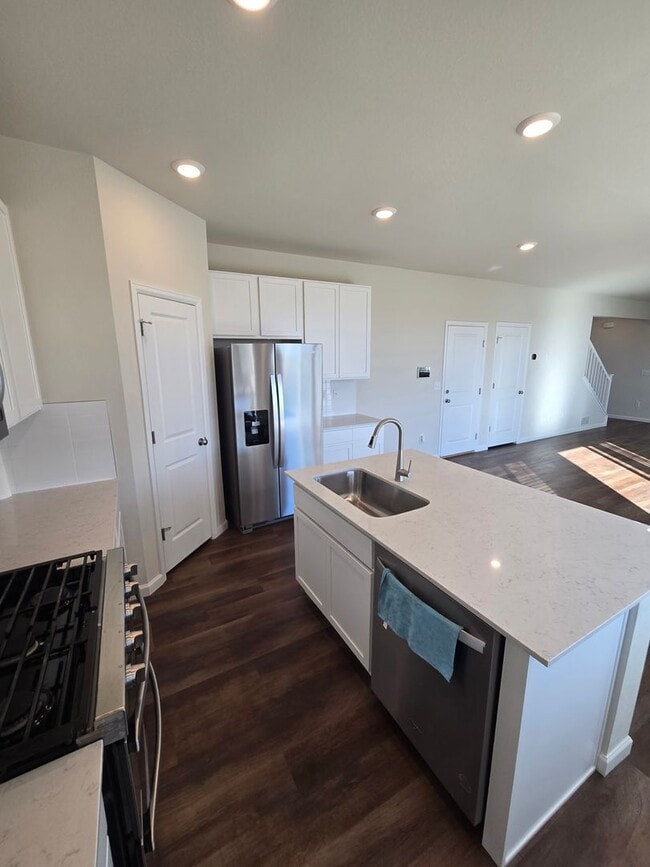 Building Photo - Like new 3 bedroom 2.5 bath with loft