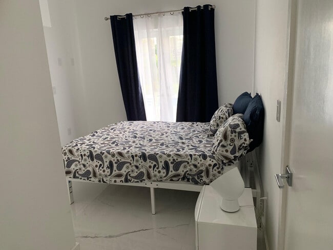 Building Photo - 9007 NE 10th Ave