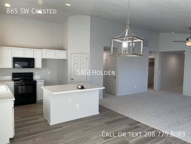 Building Photo - 865 SW Crested-