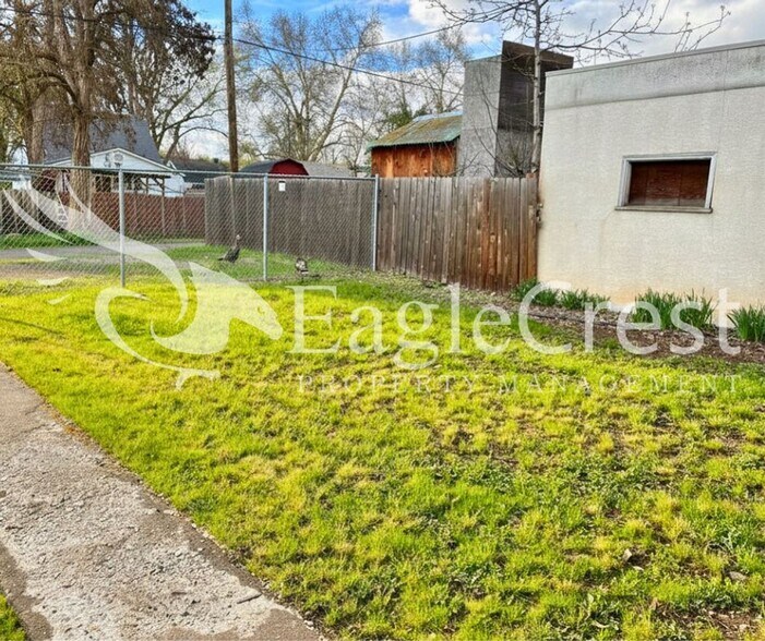 Building Photo - Charming 3BR Home with Spacious Yard & Bonus Living Space! $200.00 OFF 2nd Month Rent!!
