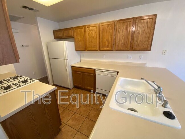 Building Photo - 3848 E Oak Ave