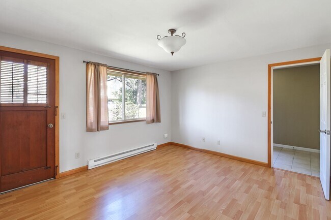 Building Photo - 3 Bed 2 Bath - Groups Per Approval - Dog Friendly - Fenced Yard