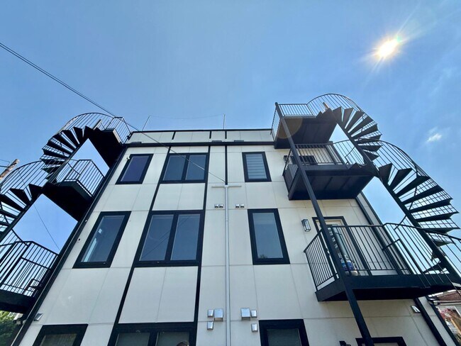 Building Photo - 755 Columbia Rd NW