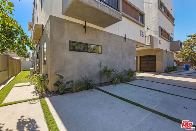 Building Photo - 11010 Hortense St