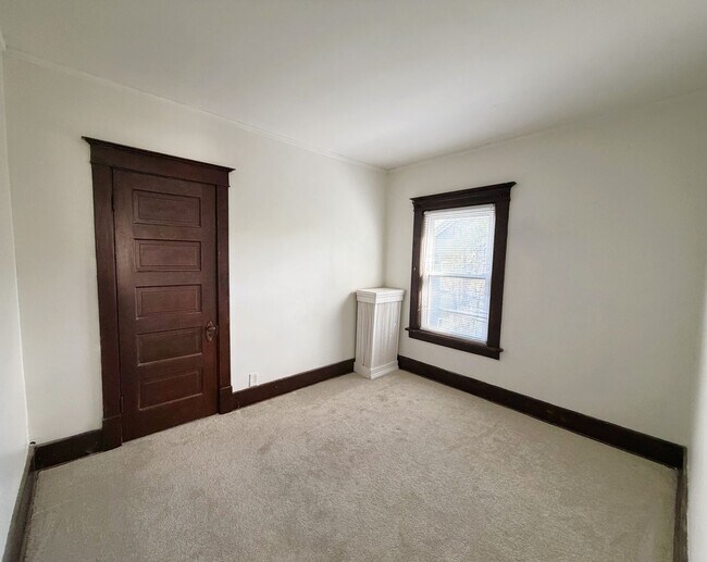 Building Photo - Charming 3-Bedroom Apartment in a Prime Location