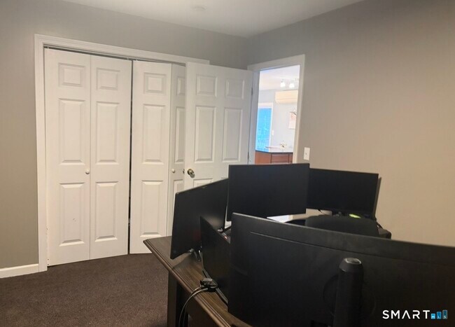 Building Photo - 939 N Main St