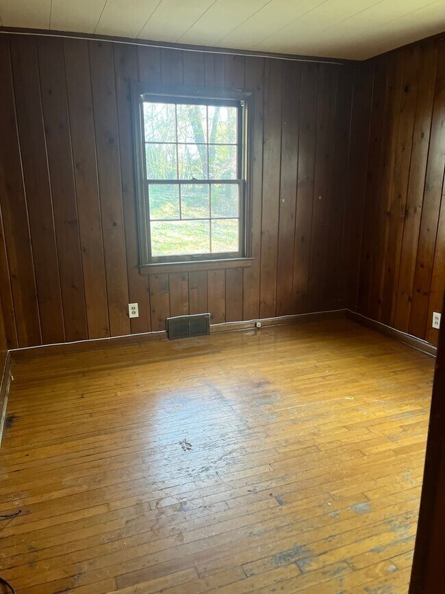 Building Photo - 3 Bedroom 1 Bath Home For Rent