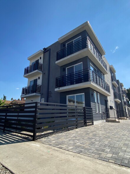Building Photo - 5542 Romaine St