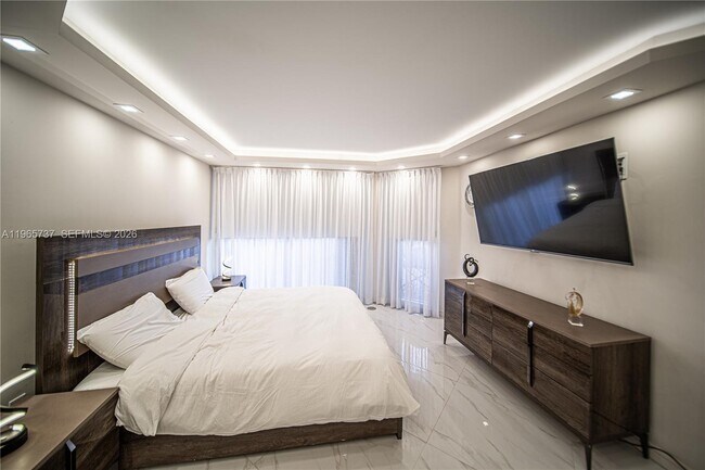 Building Photo - 16445 Collins Ave