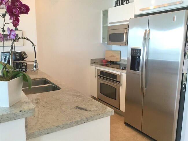 Building Photo - 601 NE 36th St