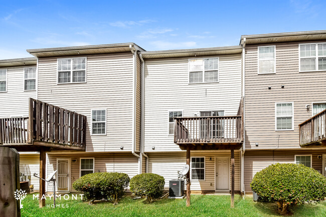 Building Photo - 3-Bedroom Townhome with Garage