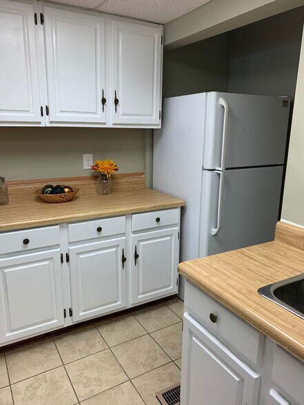 Kitchen cont' 1 - 1725 King Woods Dr, APT A