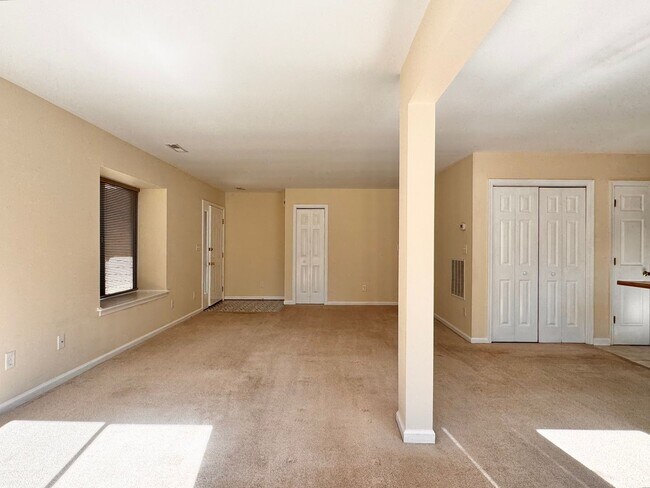 Building Photo - Close to UVA & Downtown-Don't miss this Mi...