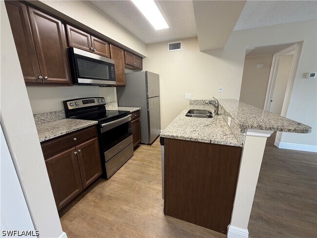 Building Photo - 5321 Summerlin Rd