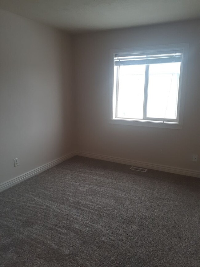 Building Photo - 3 Bed, 2.5 Bath, Rock Creek Townhome