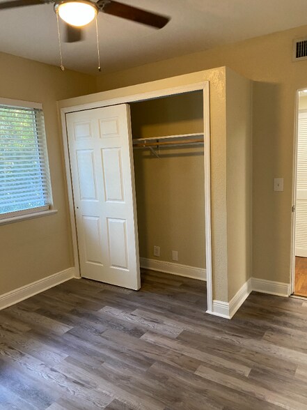 Building Photo - 7 Oak St