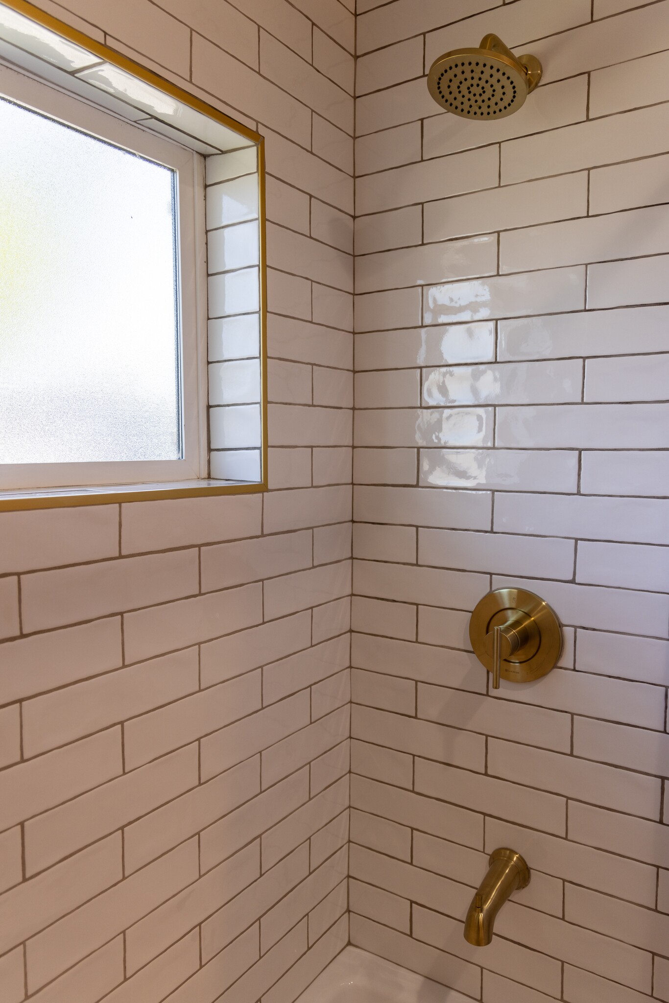 Guest Bathroom (shower/tub) - 1359 E Whitton Ave