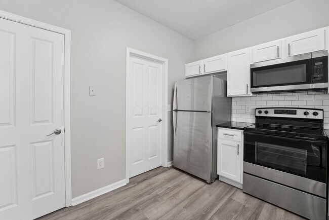 Building Photo - 7621 Lorimar Dr