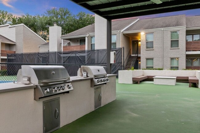 Building Photo - 10751 Meadowglen Ln