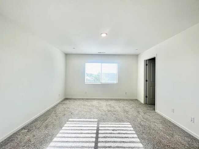 Building Photo - Spacious 4 Bedroom Home in West Roseville ...