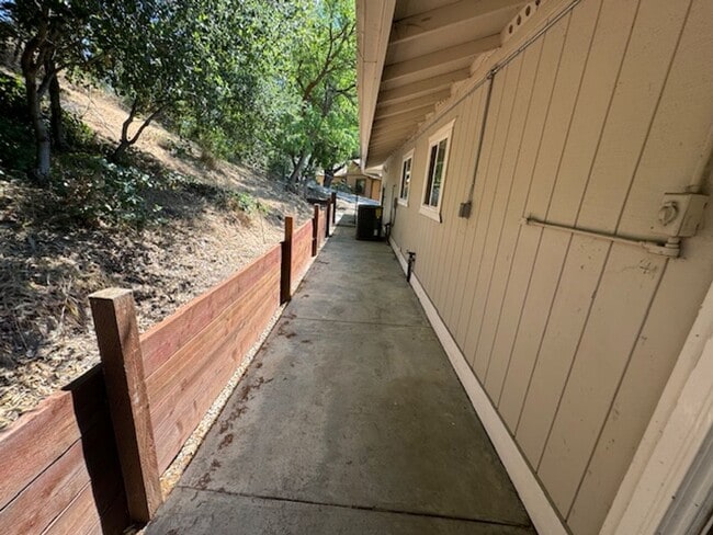 Building Photo - 3 Bedroom, 2 bath home with indoor laundry...